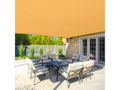 Rete Ombreggiante Rotolo 100 mt Beige H. 200 cm - installata su terrazza con tavolo e sedie da esterno