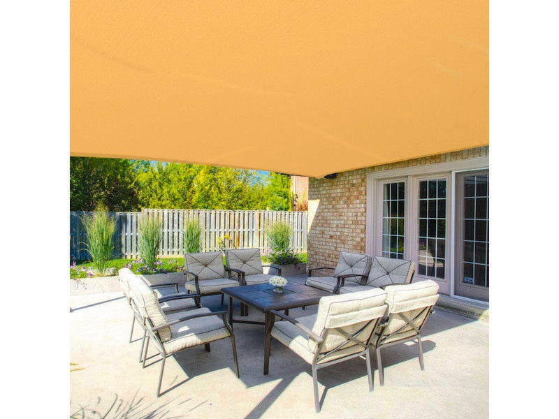 Rete Ombreggiante Rotolo 100 mt Beige H. 200 cm - installata su terrazza con tavolo e sedie da esterno