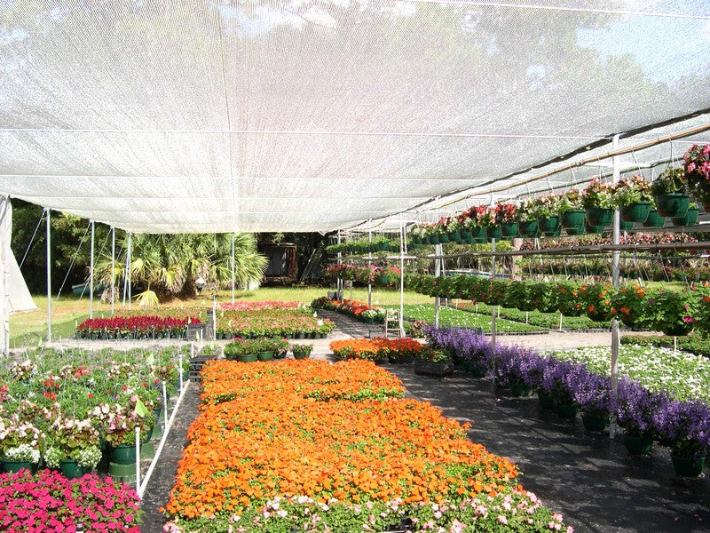 Rete Ombreggiante Rotolo 100 mt Bianco H. 100 cm - installata su struttura in vivaio con fiori
