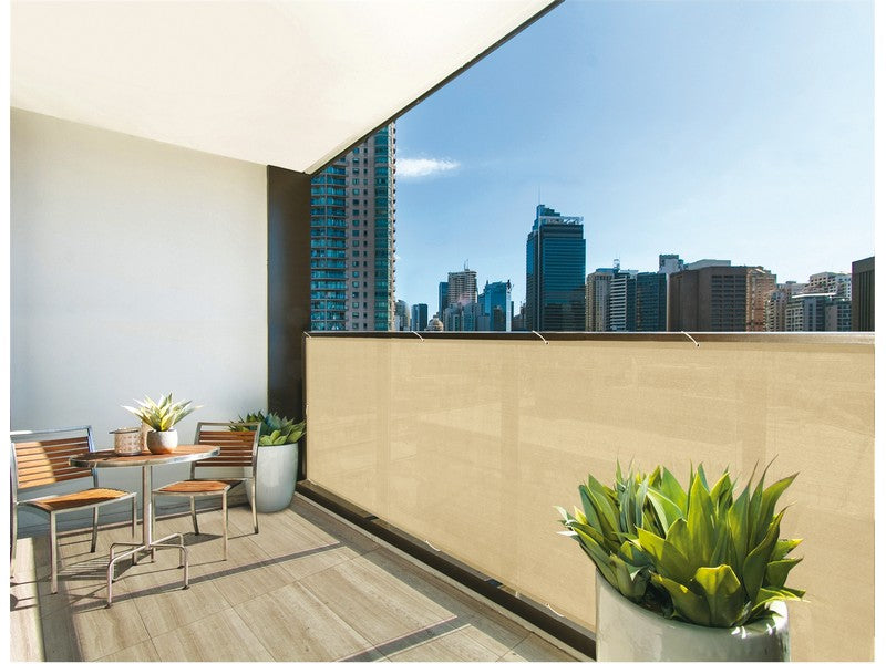 Telo Frangivista per Balcone Beige 6x0,9 mt - installato su balcone con vista skyline cittadino