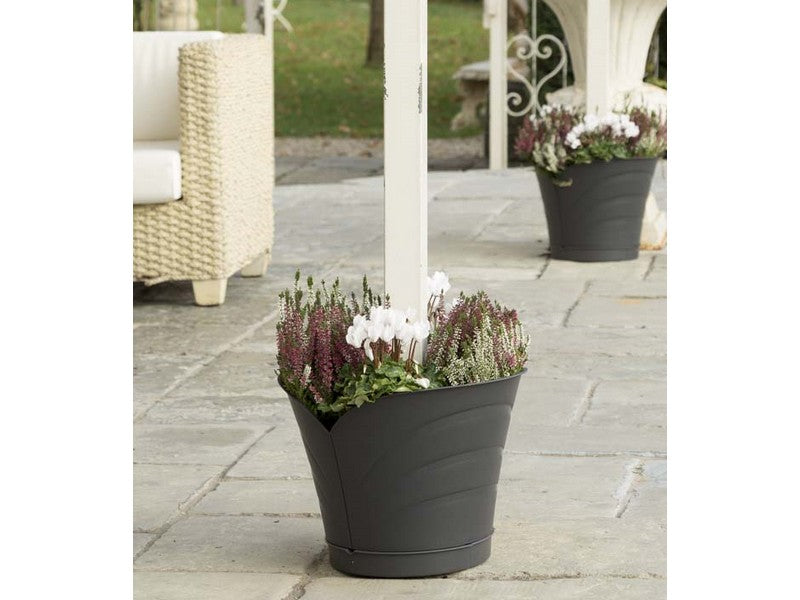 Bama Vaso Tulipano Set 2 Vasi Grigio 34,5x19x30h - ambientato su terrazza con fiori