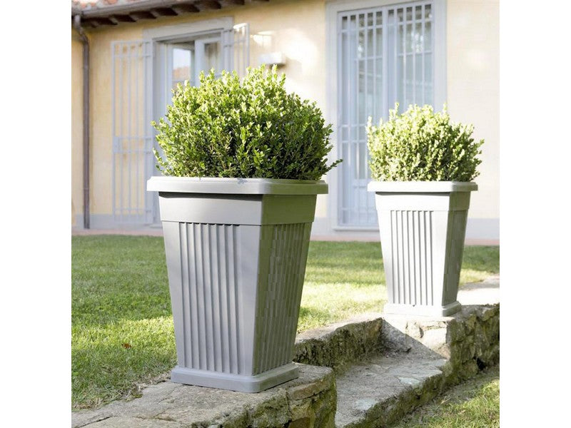 Bama Vaso Piramide Bianco 40x40x59h - ambientato in giardino