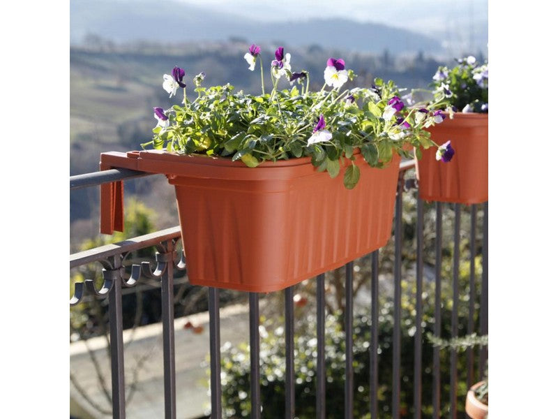 Bama Fioriera Rettangolare Rondine Terracotta 50x20x18,5h - ambientata su balcone con fiori