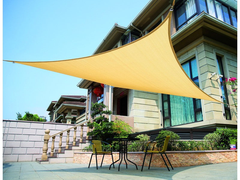 Vela Ombreggiante Triangolare Beige 3,6x3,6x3,6 mt - installata su terrazza con tavolo e sedie