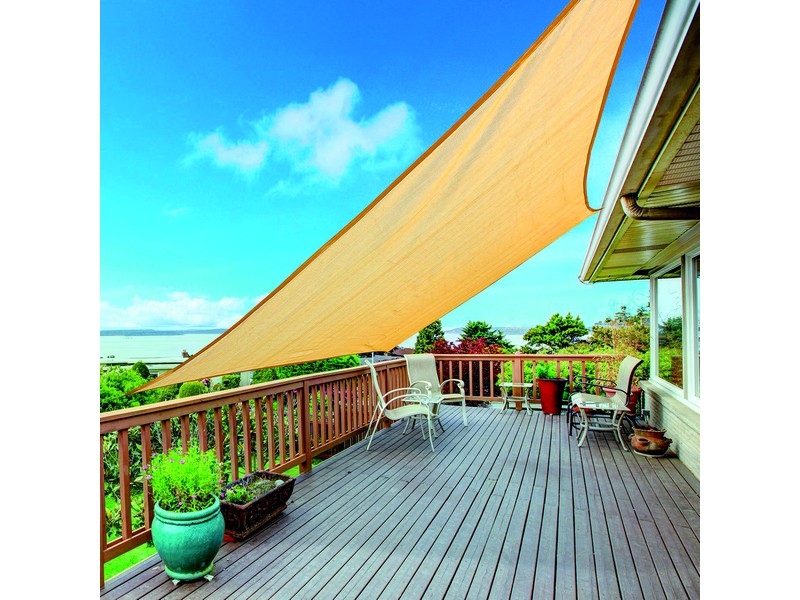 Vela Ombreggiante Quadrata Beige 3,6x3,6 mt - installata su terrazza con vista panoramica