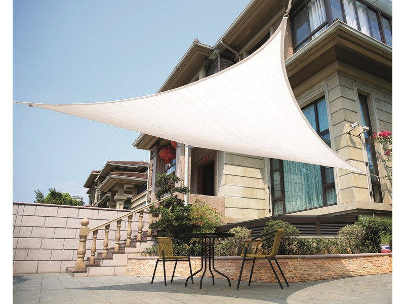 Vela Ombreggiante Triangolare Bianco 3x3x3 mt - installata su terrazza con tavolo e sedie da esterno