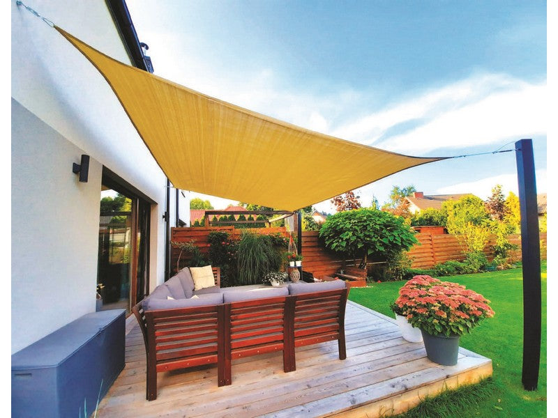 Vela Ombreggiante Rettangolare Beige 3x4 mt - installata su terrazza con divano e giardino sullo sfondo